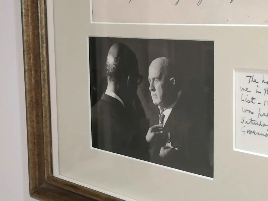 FAQ - photographing a photograph in a frame